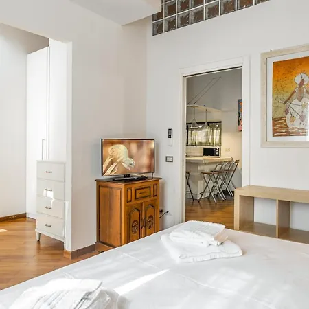 Guesthost - Statuto With Small Courtyard Apartamento